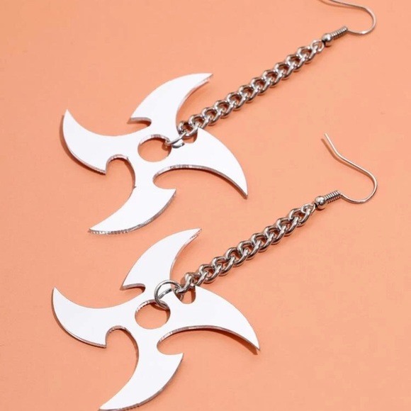⭐️ Awesome Ninja Star Chainlink Metallic Dangle Drop Earrings ⭐️ - Picture 3 of 4